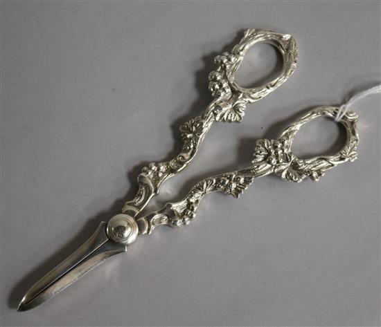 A pair of George VI silver grape shears, Atkin Brothers, Sheffield, 1939, 16.2cm.